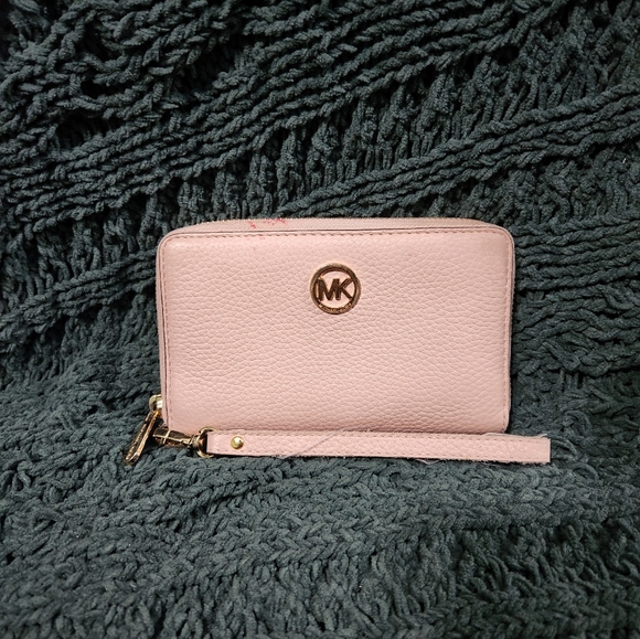 Michael Kors Large Pebbled Leather Smartphone Wristlet - Picture 1 of 13